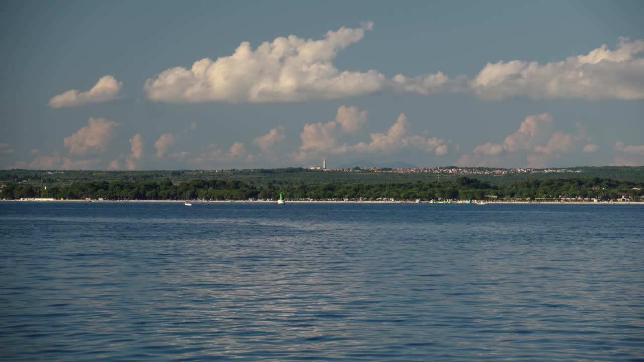 el agua tranquila del océano azul