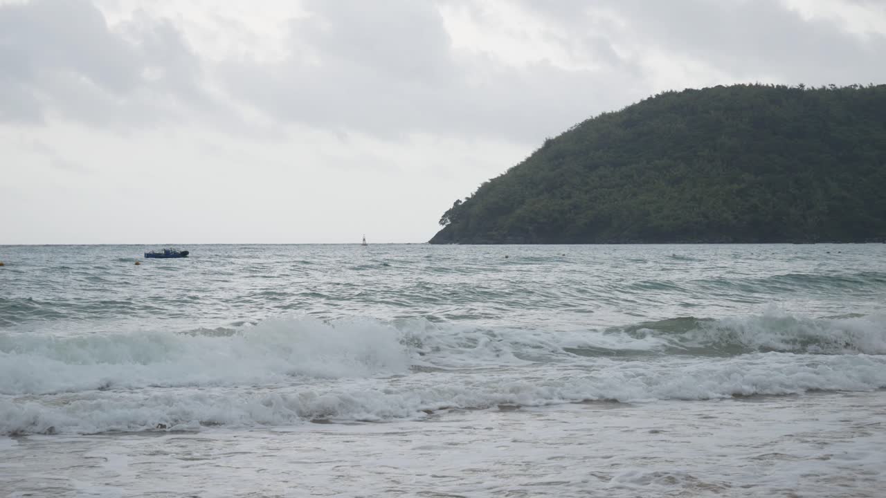 오르슨 호텔 및 리조트, 콩 다오 섬, 베트남의  ⁇  트라우 해변의 파도
