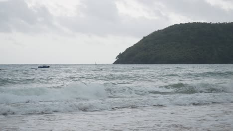 olas en la playa dam trau en el orson hotel and resort, isla de con dao, vietnam