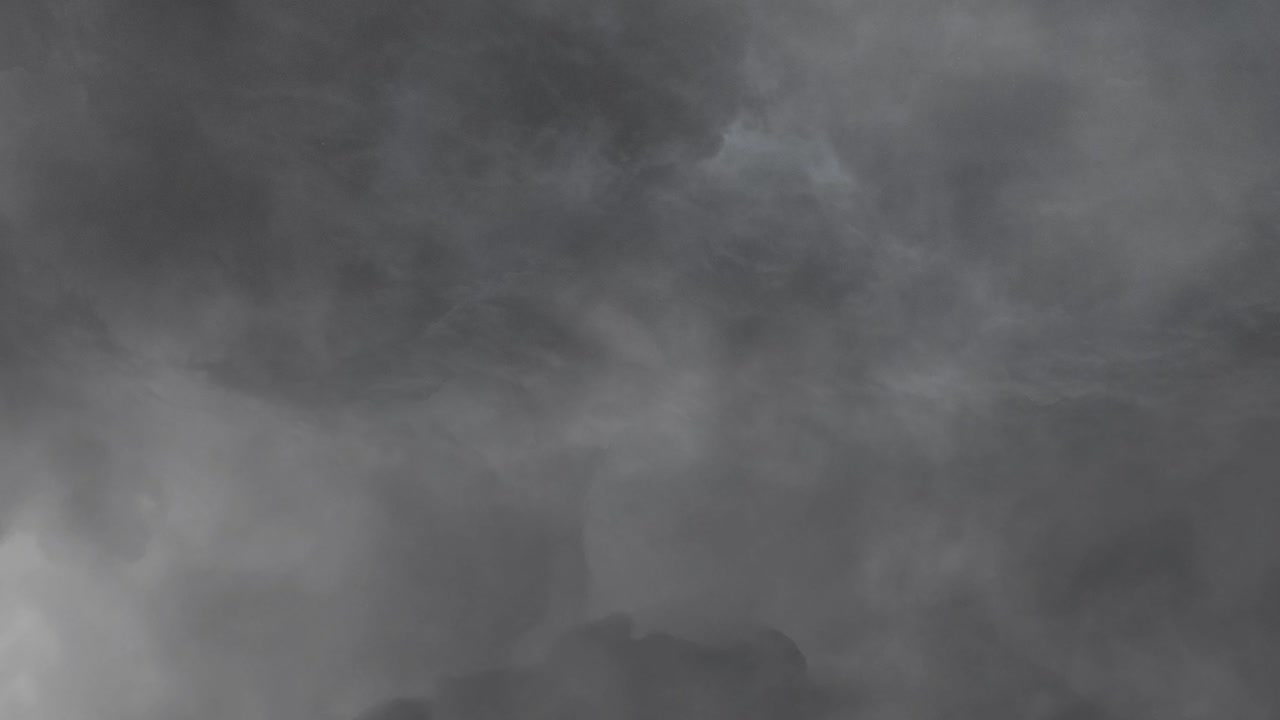 번개가 치고 먹구름이 하늘에서 울린다.