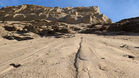 Sand-dunes,-loose-sand-falling-slowly-down-the-hill,-dramatic-sand-dune,-landslide