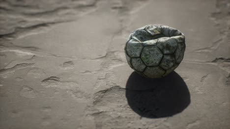 vieja pelota de fútbol el suelo de cemento