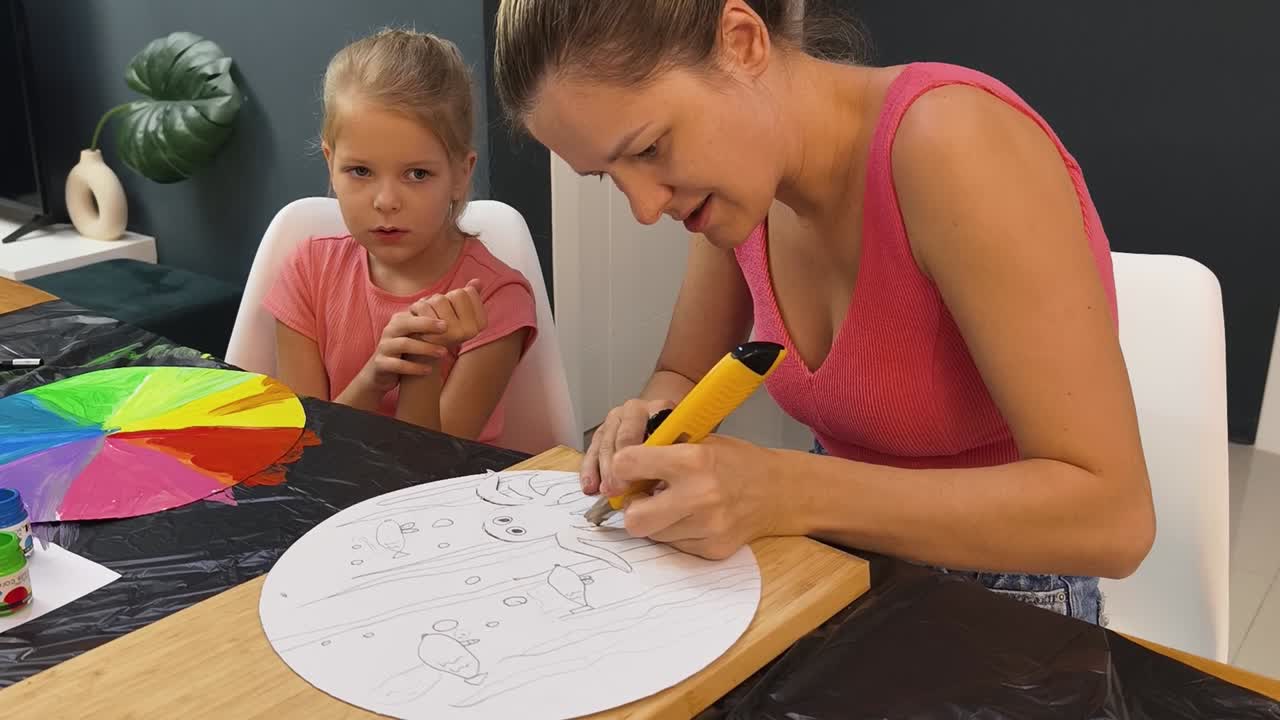 madre e hija haciendo un proyecto de artesanía