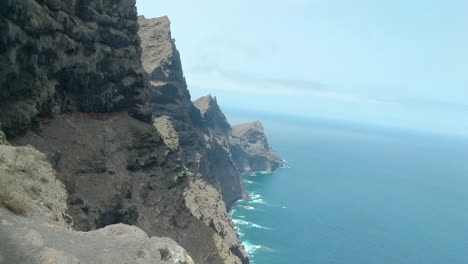 Acantilados-Que-Muestran-El-Borde-De-Una-Isla-Española-Y-Las-Olas-Golpeando-La-Isla-Al-Final