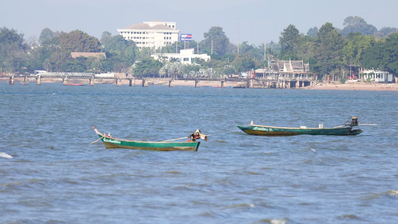 dos barcos que se mueven a través de las aguas costeras de pattaya