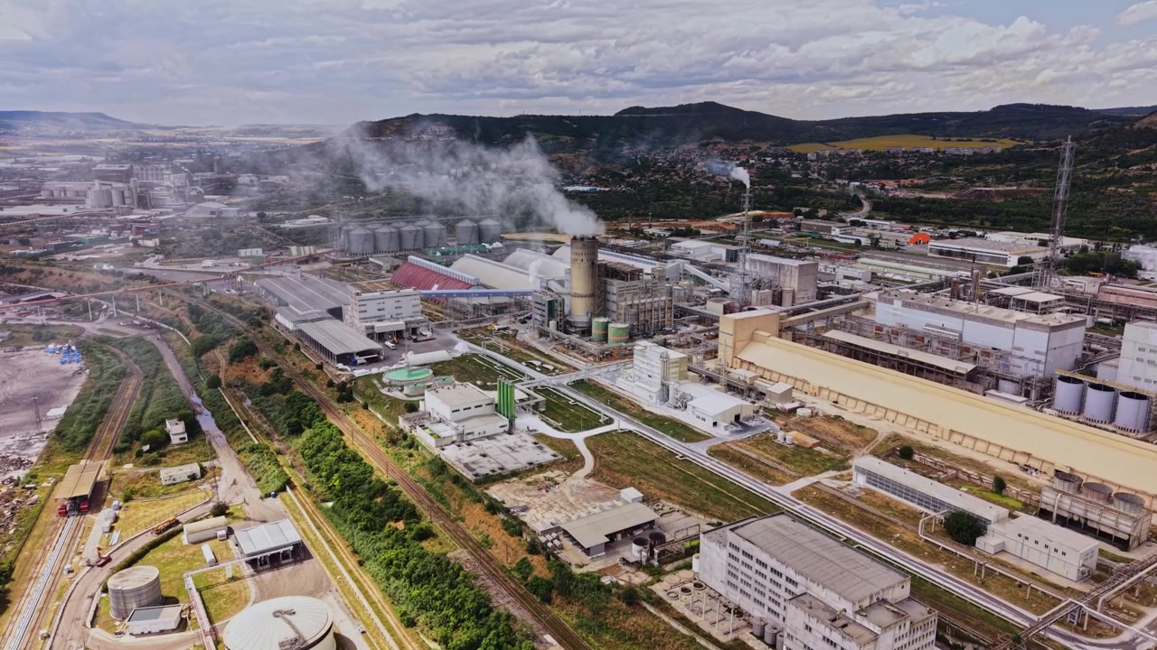 Area industriale con fabbriche e serbatoi di stoccaggio vicino a una città