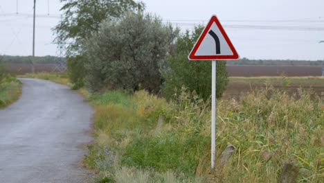 señal de tráfico en las cañas, tiempo lluvioso, nublado