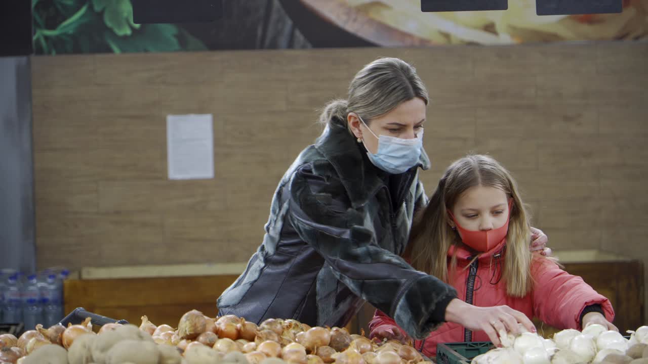 madre y hija eligen productos en un supermercado o mercado. educación de los niños por parte de los padres.