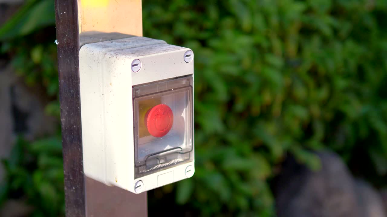 el botón de alarma de emergencia ayuda en 4k cámara lenta 60 fps
