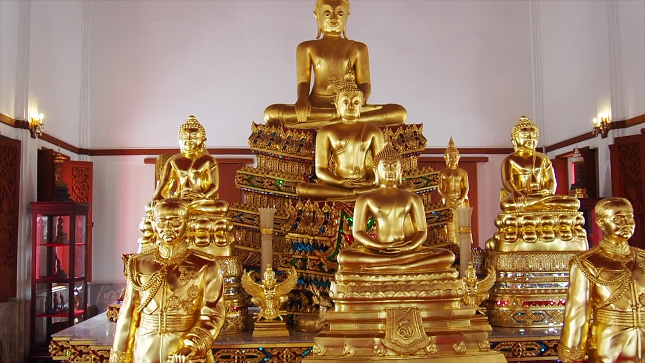 estatua de oro de buda en un templo de bangkok, tailandia