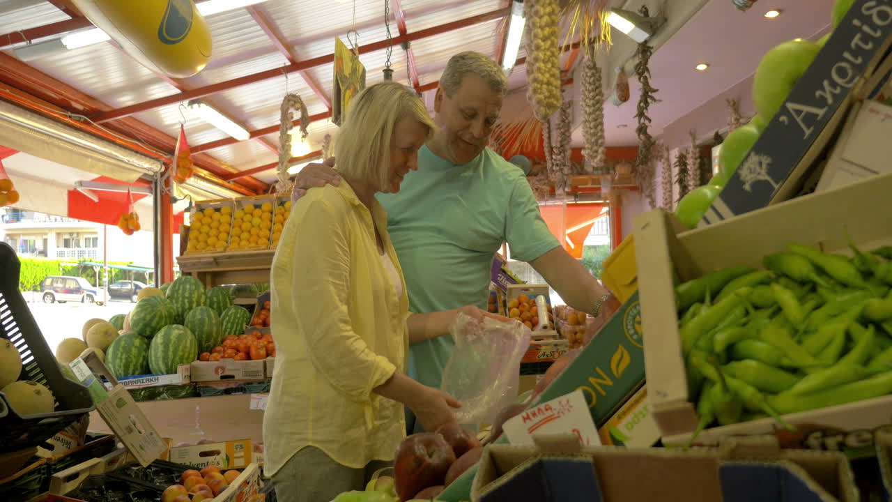 과일 가게 에서 복아 를 먹는 노인 들