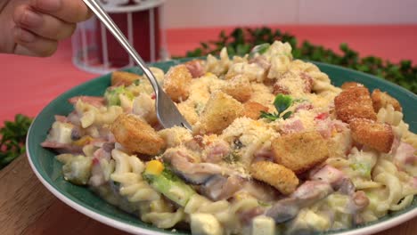 Ensalada-De-Pasta-Con-Tenedor-En-Mano-De-Degustación-A-Cámara-Lenta