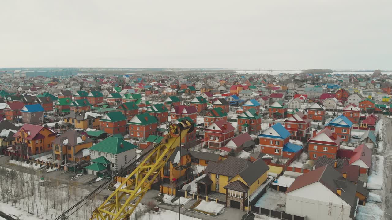 녹색 파란색과 빨간색 지붕이 있는 대형 코티지 단지