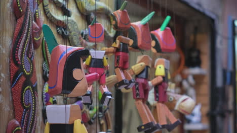 títeres de madera de colores en exhibición