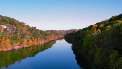 19-Segundos-De-Vista-Estrecha-Al-Lago-Con-Reflejo-De-Follaje-Natural