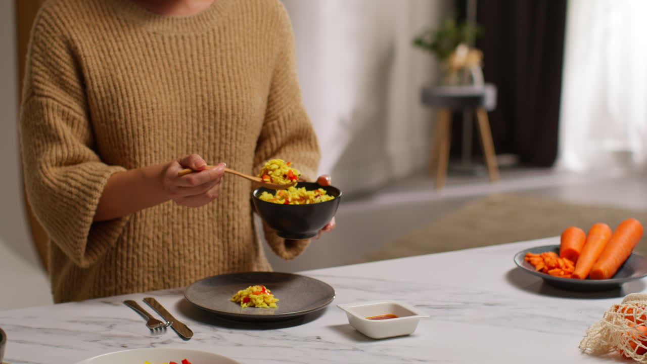 близкий взгляд на женщину дома на кухне, готовящую здоровую вегетарианскую или веганскую еду из макаронных изделий и жареных помидоров