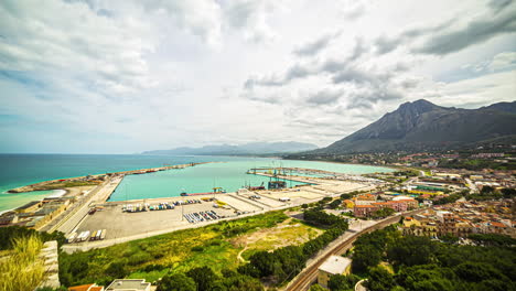 Industriehafen-Und-Meereslandschaft-Mit-Blick-Auf-Die-Berge-An-Einem-Sonnigen-Tag