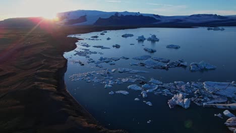 Eisberge-In-Der-Jökulsarlon-Lagune-Während-Des-Ruhigen-Sonnenuntergangs---Pullback-Aufstieg