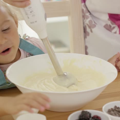 Süßes-Glückliches-Kleines-Mädchen,-Das-Beim-Backen-Hilft