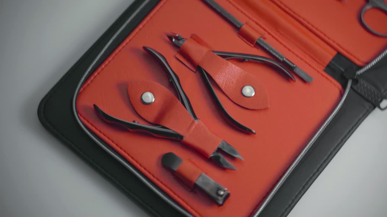 conjunto de tijeras y herramientas utilizadas por esteticistas para la manicura, tiro de hilado