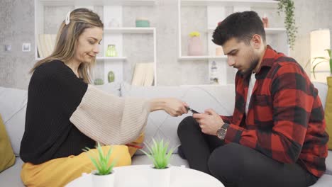 una pareja casada adicta al teléfono se da cuenta de esto y pasa tiempo juntos.