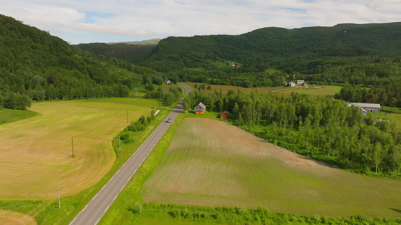 Retkeilyauto matkalla tiellä kauniissa maaseutumaisemassa Norjassa, Euroopassa.