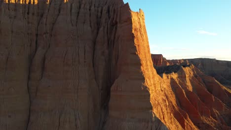 schlucht zwischen den bergen