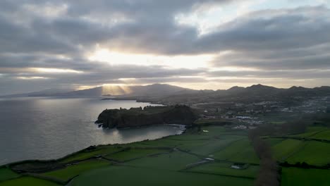 Vista-Aérea-Panorámica-De-Un-Pueblo-En-La-Naturaleza-Entre-Montañas-Y-Mar