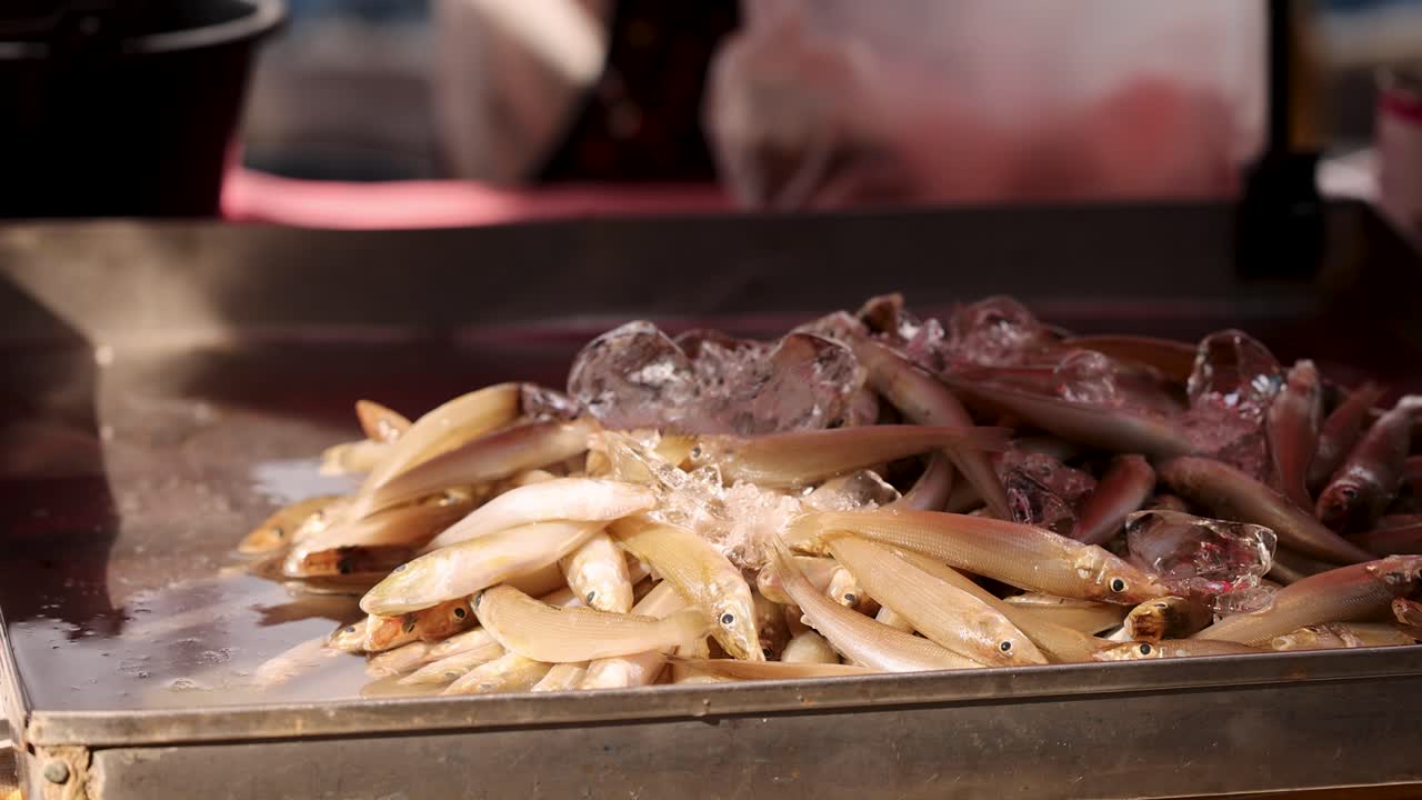 pescado en hielo en un puesto de mercado