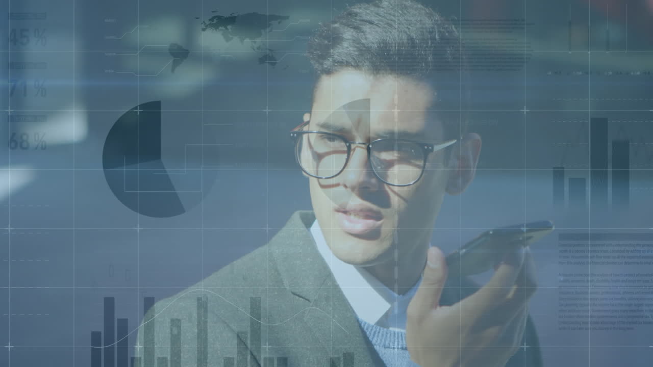 animación de procesamiento de datos estadísticos sobre hombre de negocios biracial hablando en teléfono inteligente en la calle
