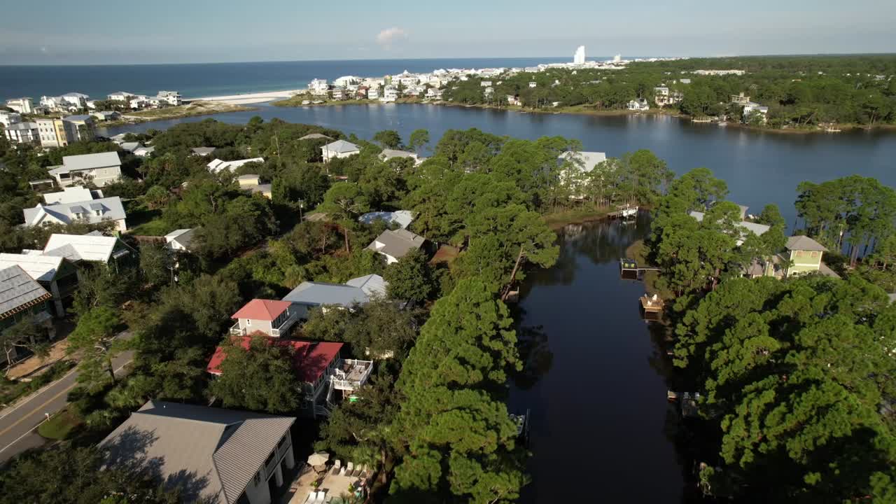 미국 플로리다 주 데스틴 해안에 있는 해변 섬 호수 인근 지역