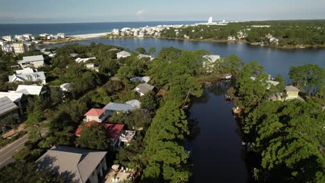 Barrios-Junto-Al-Lago-De-La-Isla-Frente-A-La-Playa-En-La-Costa-De-Destin-En-Florida,-Ee.uu.