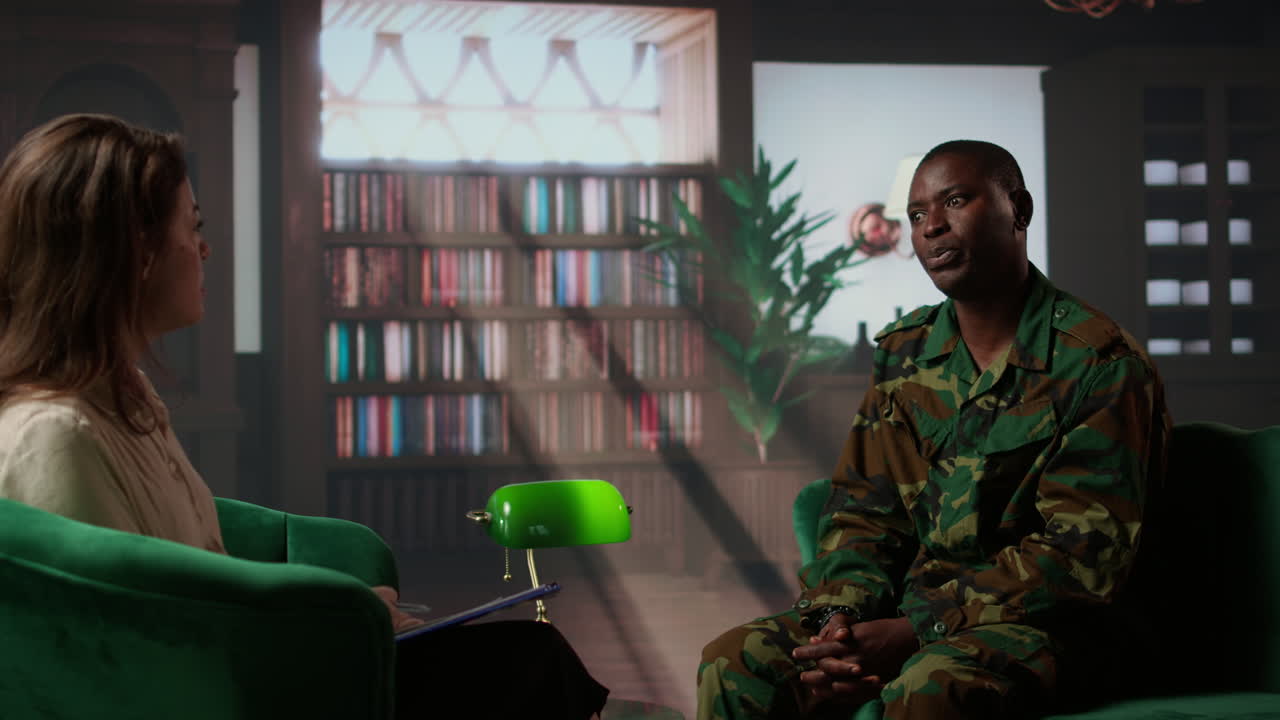 una psicóloga asiste a un soldado negro en una sesión de asesoramiento
