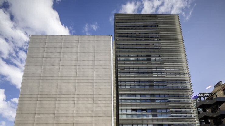 Time-lapse de torre de escritórios em Barcelona com nuvens passando