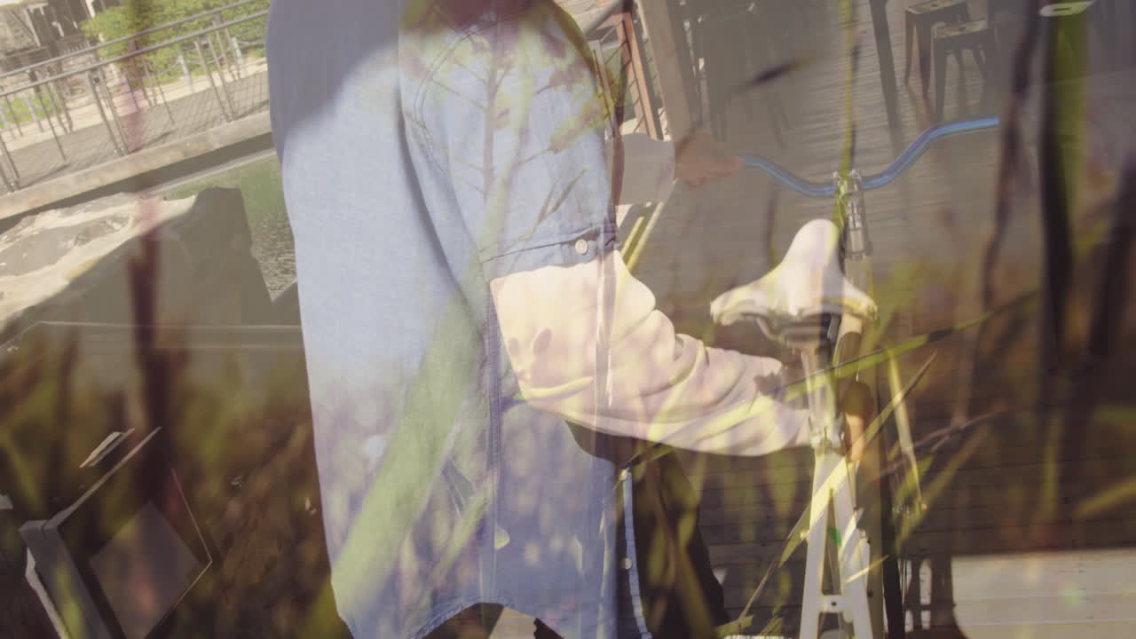 자전거를 타고 는 두 인종의 남자의 잔디의 애니메이션