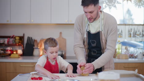 padre e hijo hacen horneado de vacaciones en la cocina