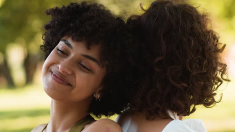 mujer disfrutando del tiempo con su pareja en el parque