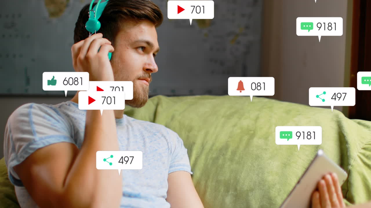 소셜 미디어 아이콘의 애니메이션 백인 남자가 집에서 태블릿을 사용하여 음악을 듣고 있습니다.