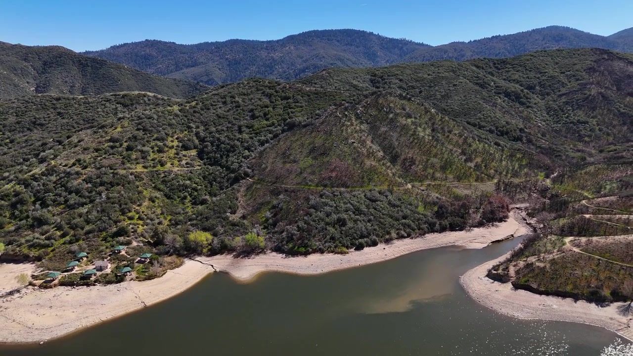 Tomada de Drone da Costa do Lago Silverwood, Praias Arenosas e Colinas no Condado de San Bernardino, Califórnia, EUA