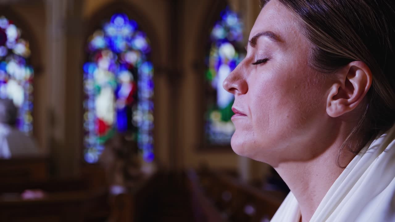 Um vídeo em grande angular do interior de uma igreja, exibindo vitrais vibrantes.