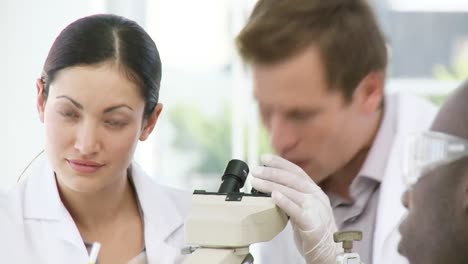 un químico que busca hacer investigación científica