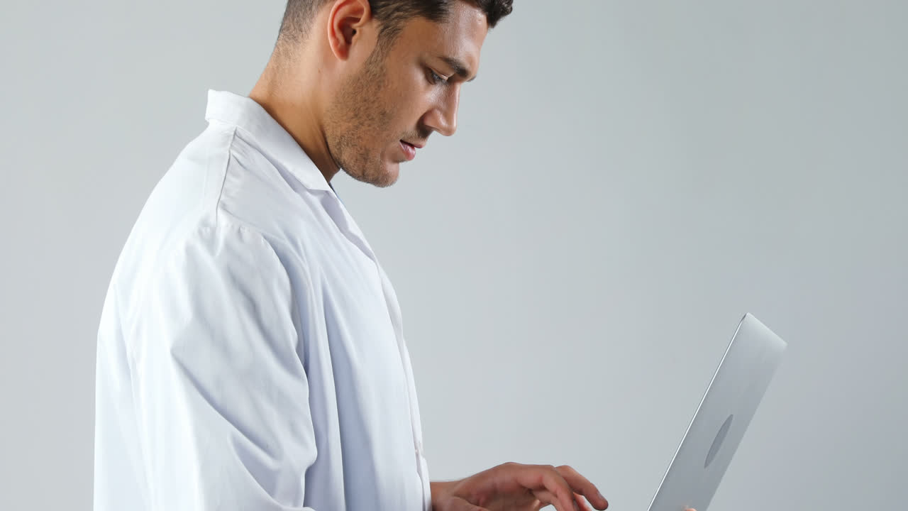 médico sonriente usando una computadora portátil 4k 4k