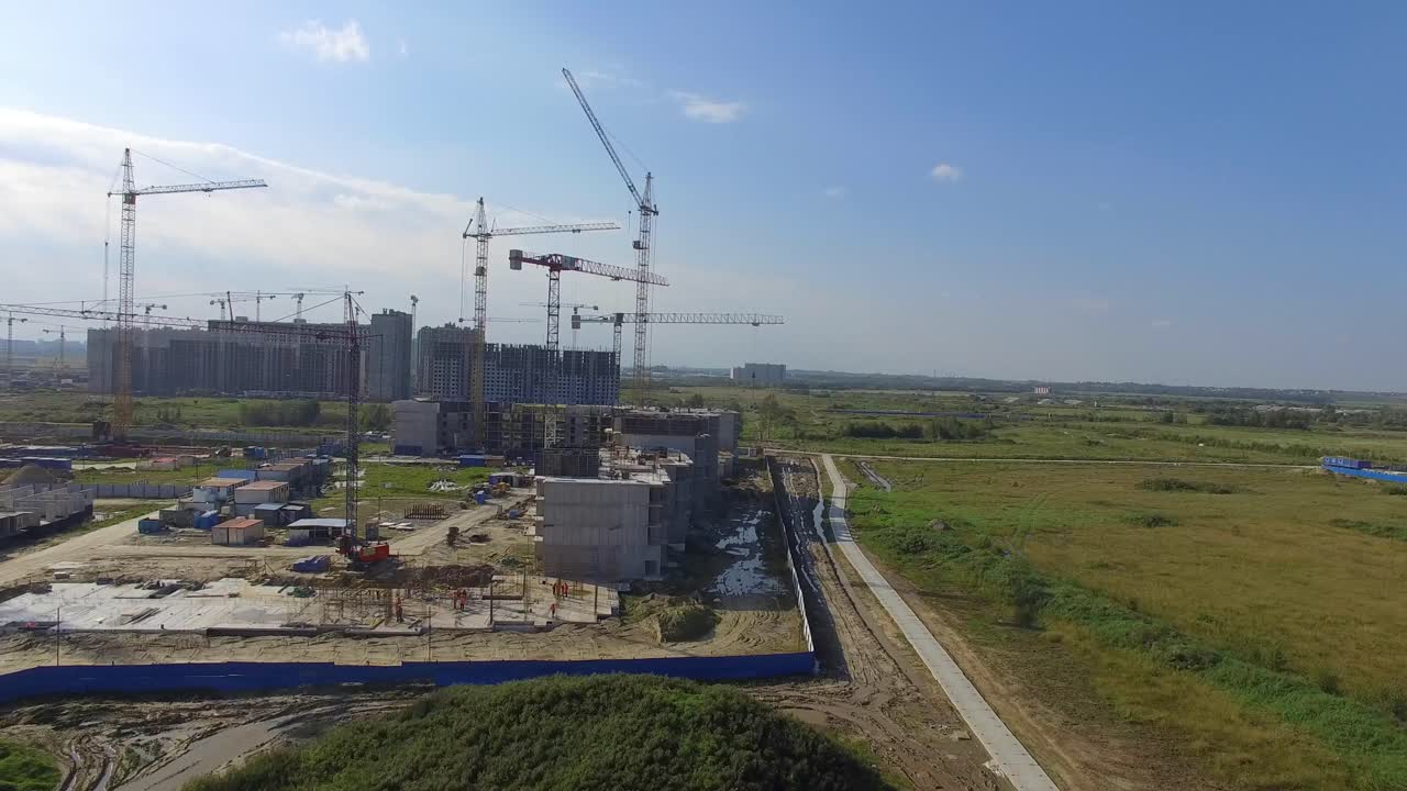 sitio de construcción con grúas y edificios en construcción