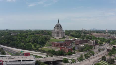 Toma-Aérea-Súper-Ancha-Y-Baja-De-La-Icónica-Catedral-De-San-Pablo-En-Minnesota