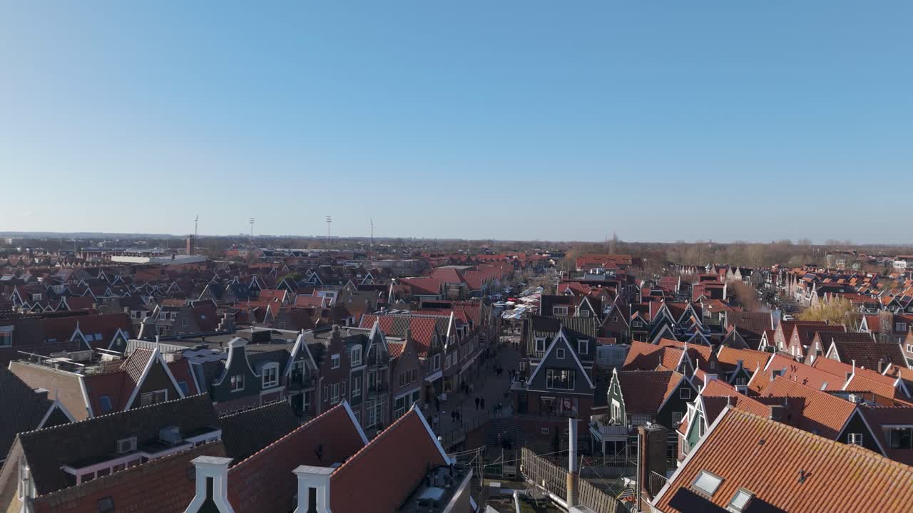 Ampia ripresa aerea con drone di case e tetti tradizionali olandesi a Volendam, Paesi Bassi, che mostra l'architettura storica e l'atmosfera del villaggio