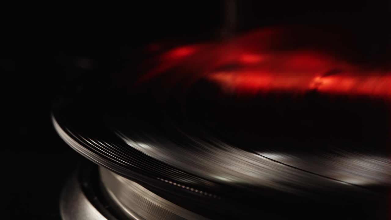 시네마그라프 루프 비닐 레코드 플레이어 턴테이블, 음악판을 따라 달리는 스타일러스, 네온 조명, 레트로 스타일의 회전 레코드 비닐 플레이어, 클로즈업