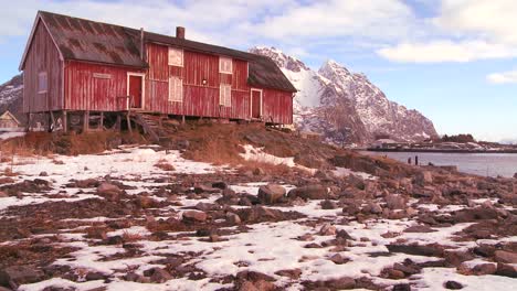 Wolken,-Die-Sich-Hinter-Einem-Verwitterten-Roten-Fischerdorf-Auf-Den-Arktischen-Lofoten-Inseln-Norwegen-Bewegen