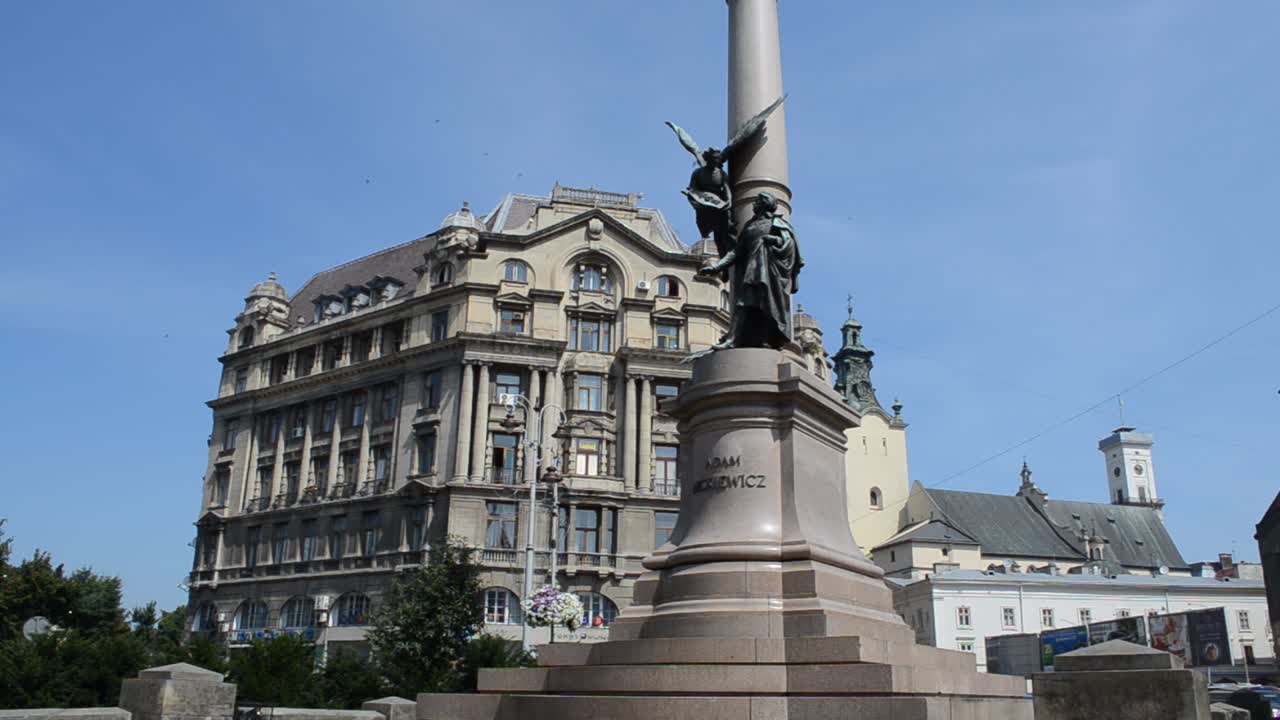 Monumento al poeta polaco Adam Mickiewicz. Leópolis, Ucrania