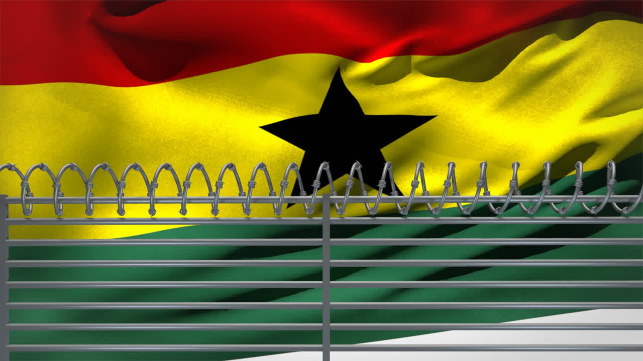 Recinzione di filo spinato contro bandiera del Ghana che sventola