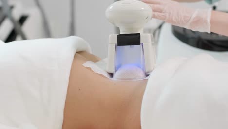 procedimiento de tratamiento de grasas por riolipólisis en la clínica de cosmetología moderna